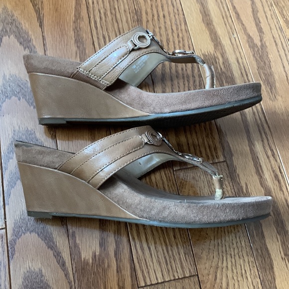 AEROSOLS, tan, slip-on thong sandals wedge heel, all manage material, size 71/2 - Picture 2 of 4